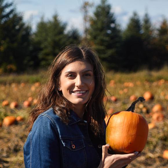 Meet your Posher, Selena - Picture 1 of 1